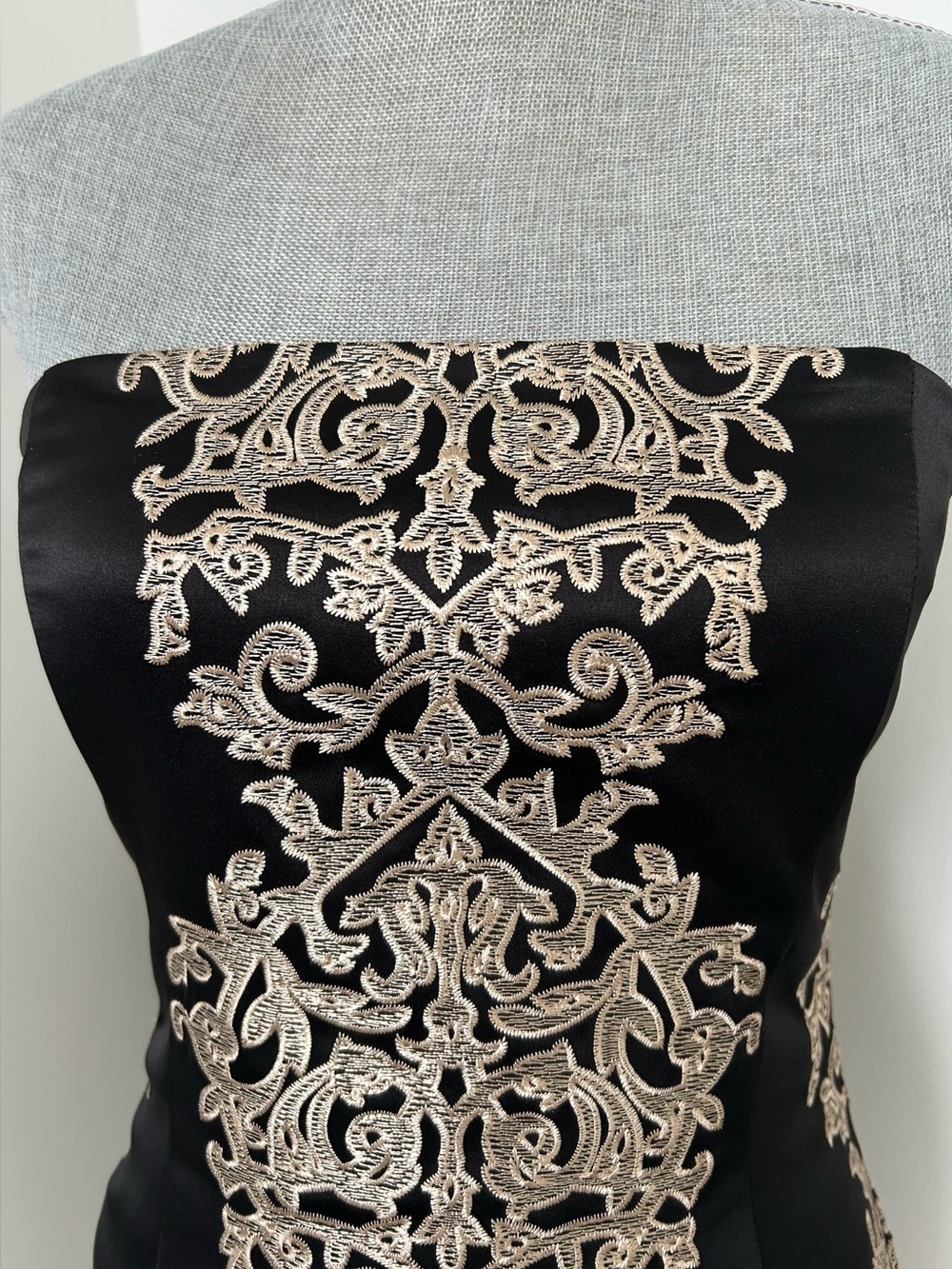 NWT Le Chateau Size S Strapless Cocktail Dress Black Satin Cream Embroidery - Picture 4 of 16